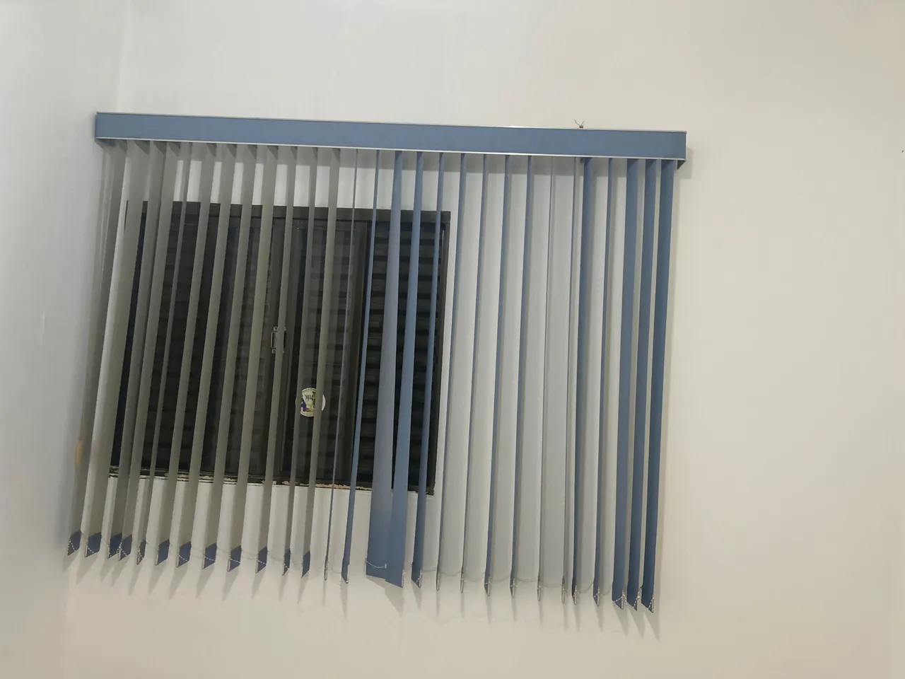 Persiana Vertical Azul e Branca - Decoração