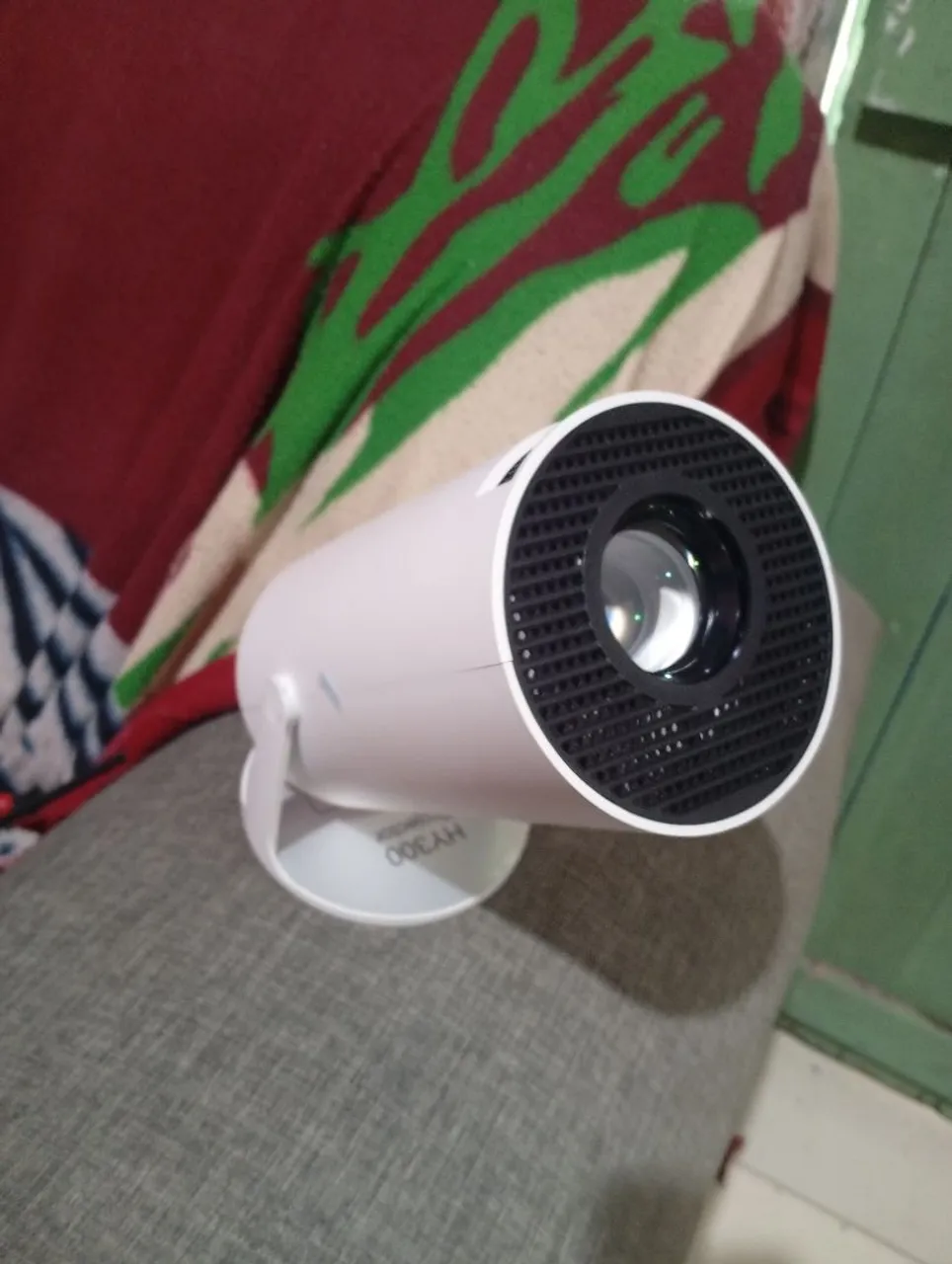 Projetor Portátil HY300 - Qualidade de Imagem Incrível!