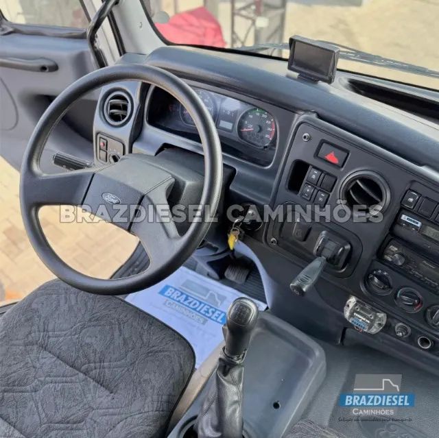 Ford Cargo 1719 2013 baú 6,80 x 2,80m - Foto 8