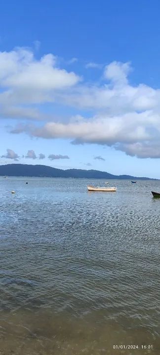   Enseada de Brito poucos passos da praia - Foto 4