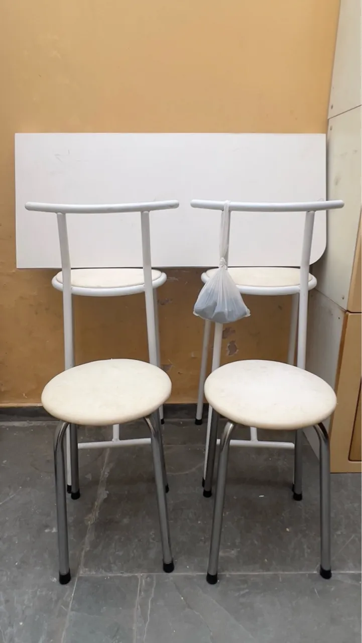Mesa dobrável com banquetas