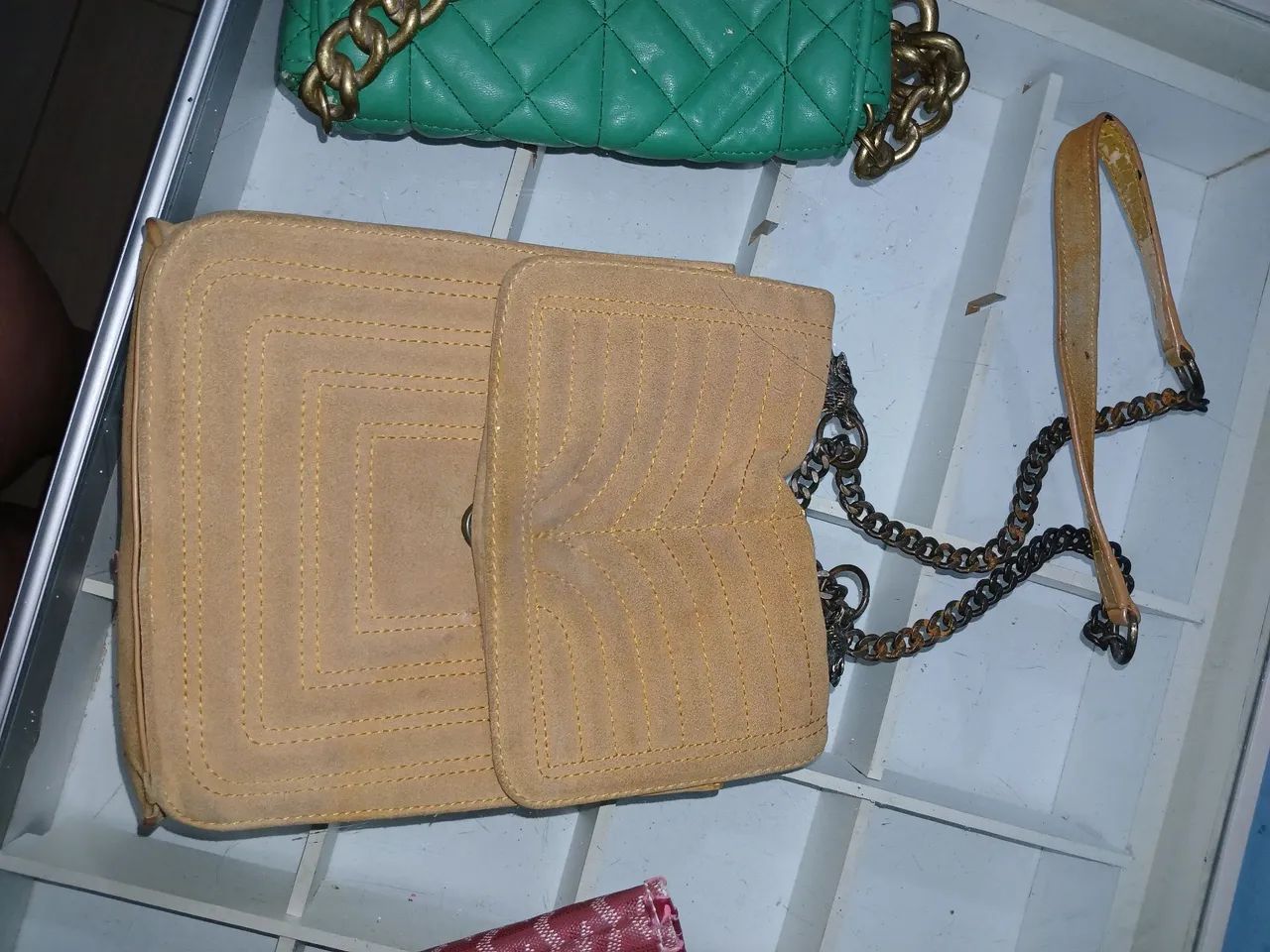 Desapegoo. Bolsa camurça com algumas falhas  - Foto 2