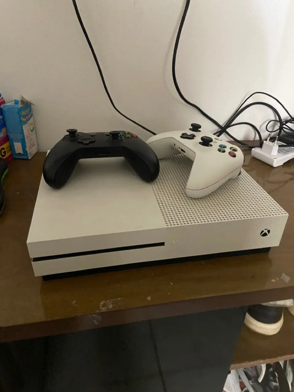 Xbox One com 2 Controles - Ótimo Estado!