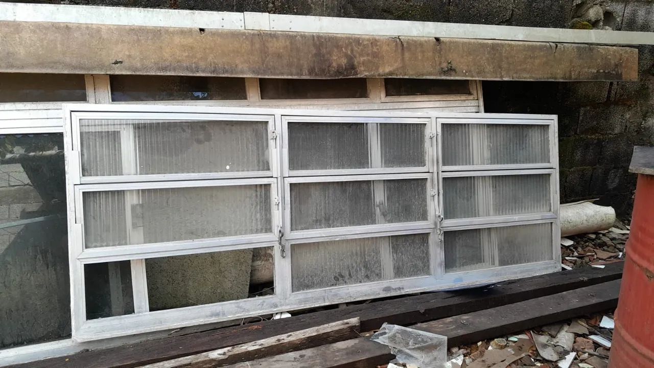 Tilt-and-turn glass window