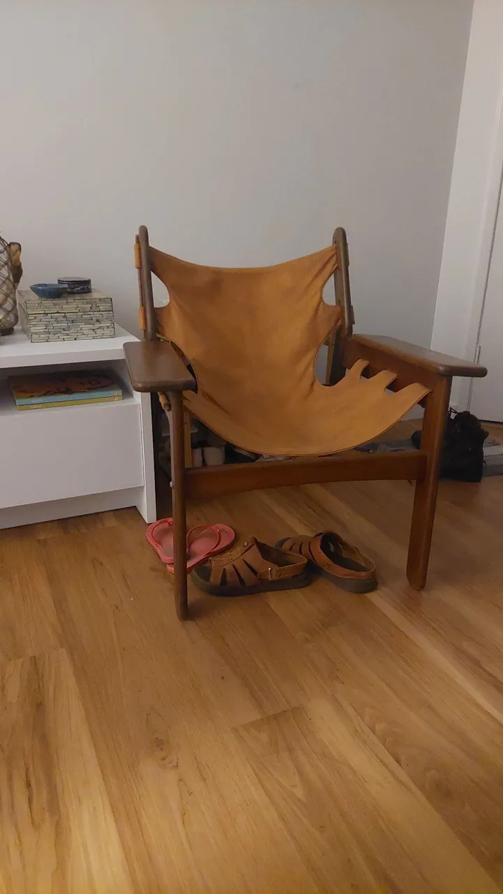 Cadeira de couro com design moderno