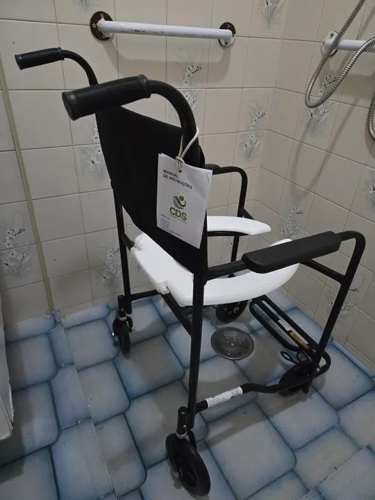 Cadeira de rodas higiênica. NOVA. NUNCA UTILIZADA.