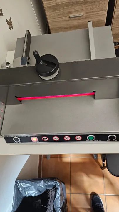 Guilhotina de mesa Elétrica 220v Modelo E330D - Foto 3