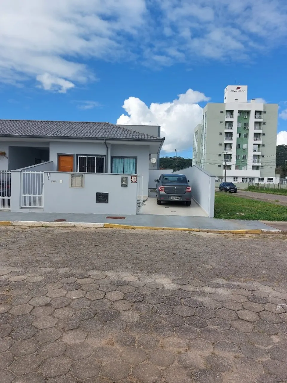 Imobiliária Vende -Linda Casa Geminada a Venda em Biguaçu