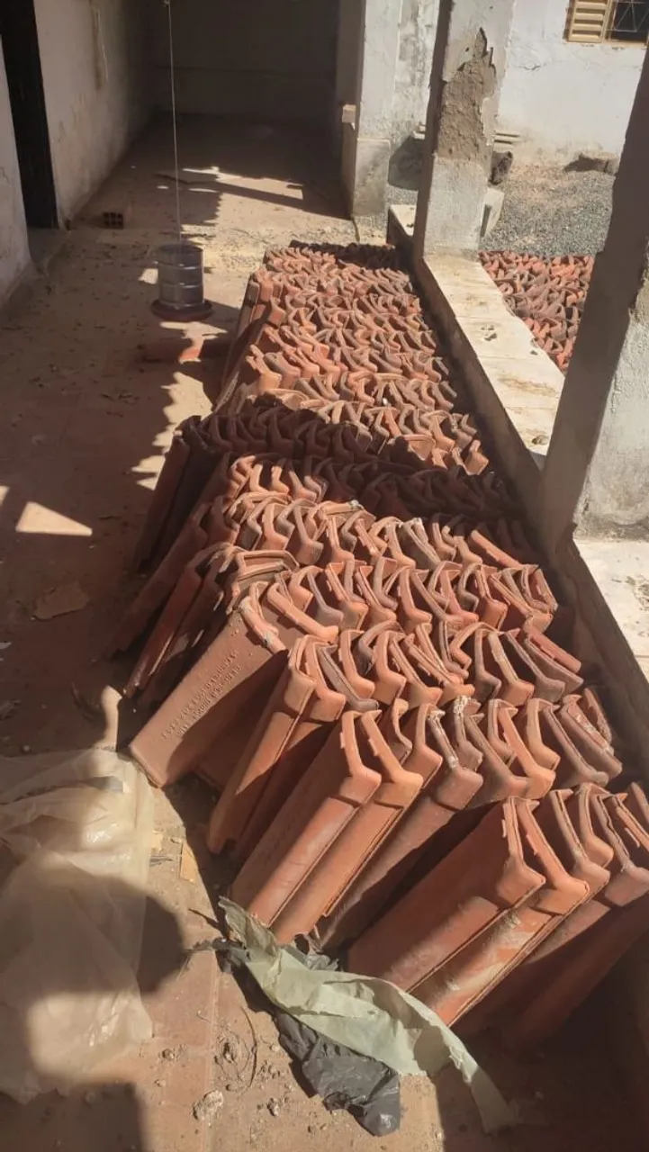 Telhas de cerâmica para construção usadas.
