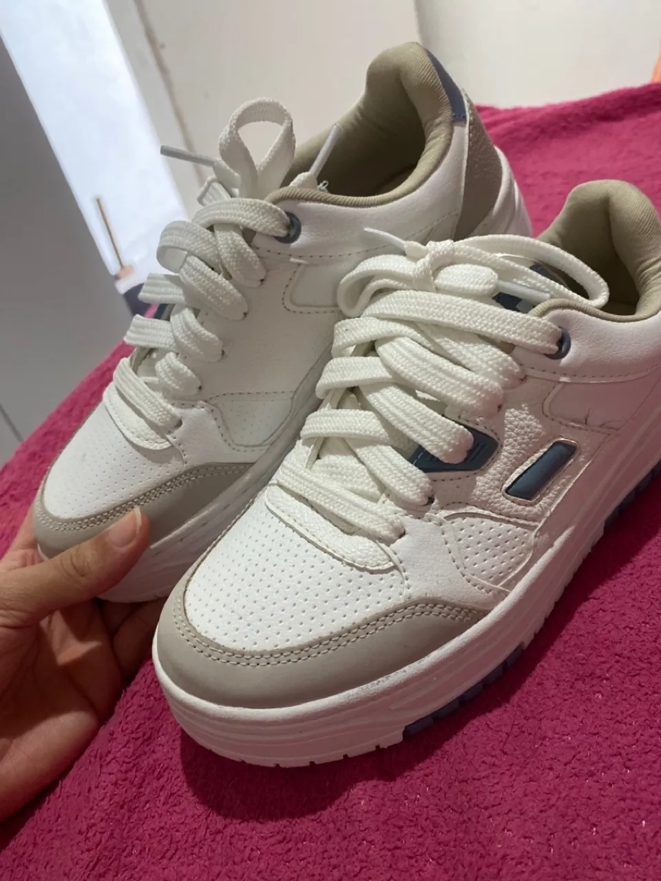 Tênis branco com detalhes em azul