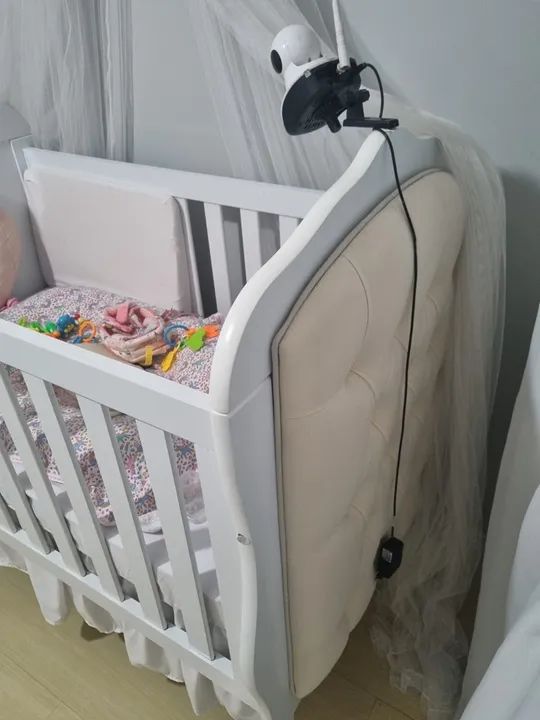 Berço de bebê branco com detalhes em capitonê - Foto 2