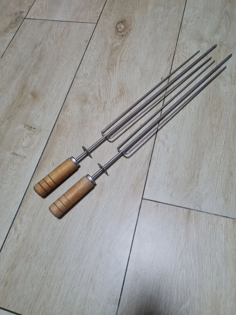 Espetos para churrasco com cabo de madeira