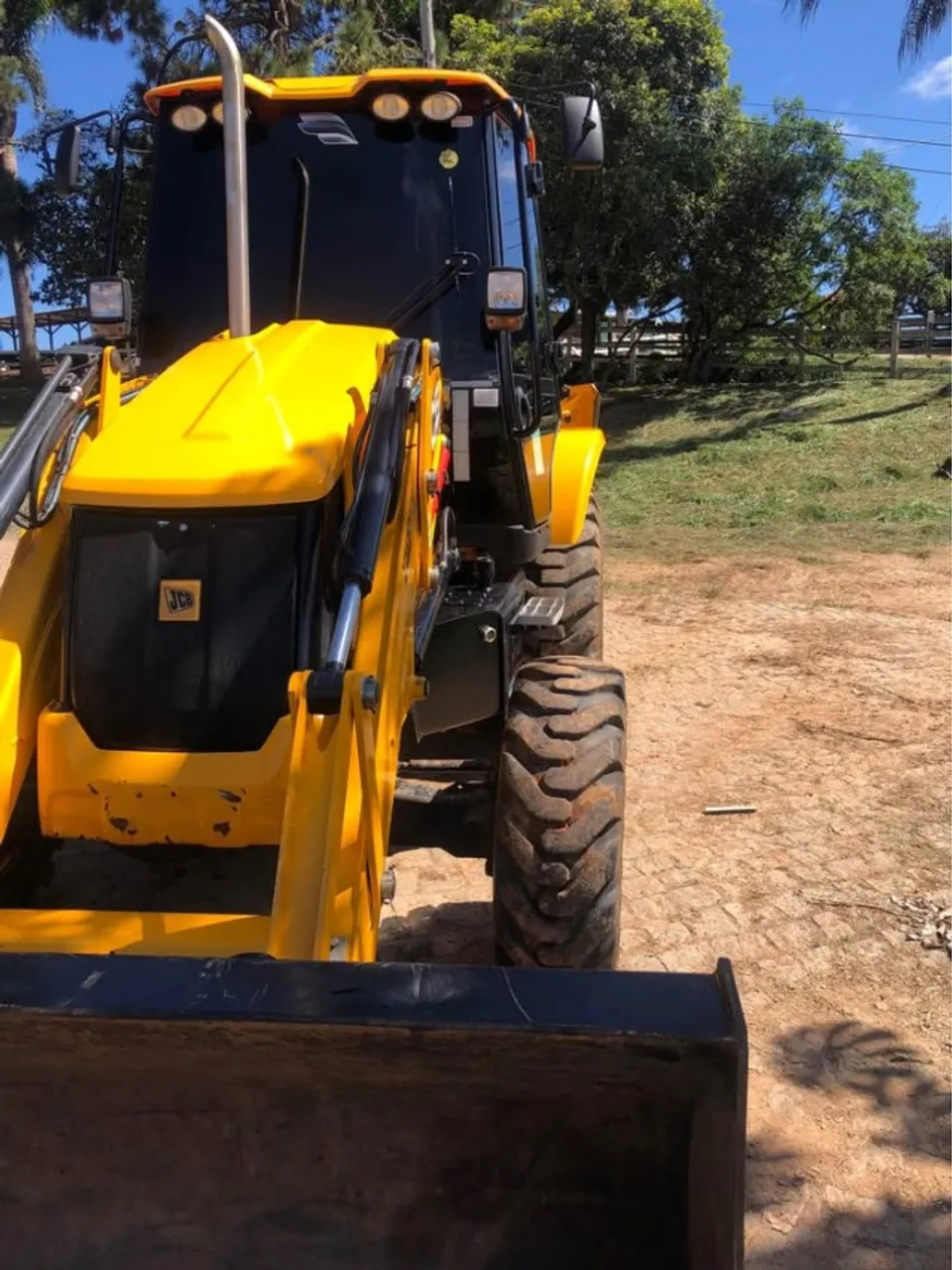 Retroescavadeira Pronta pra Obra com Carência de Até 10 Meses - Aproveite o Mega Feirão!