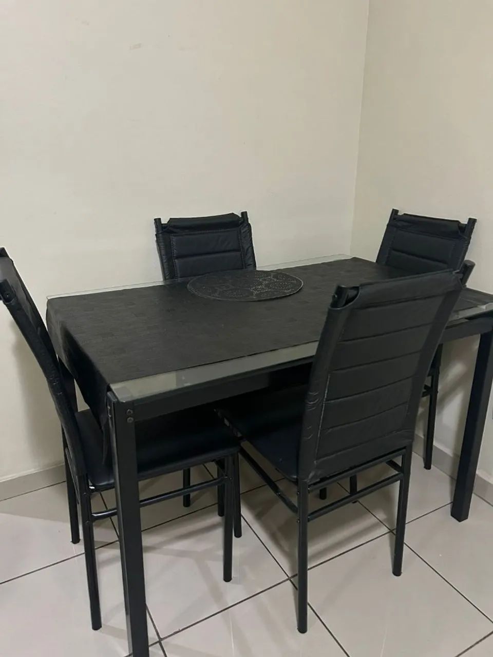 Sofá e mesa 4 cadeiras 