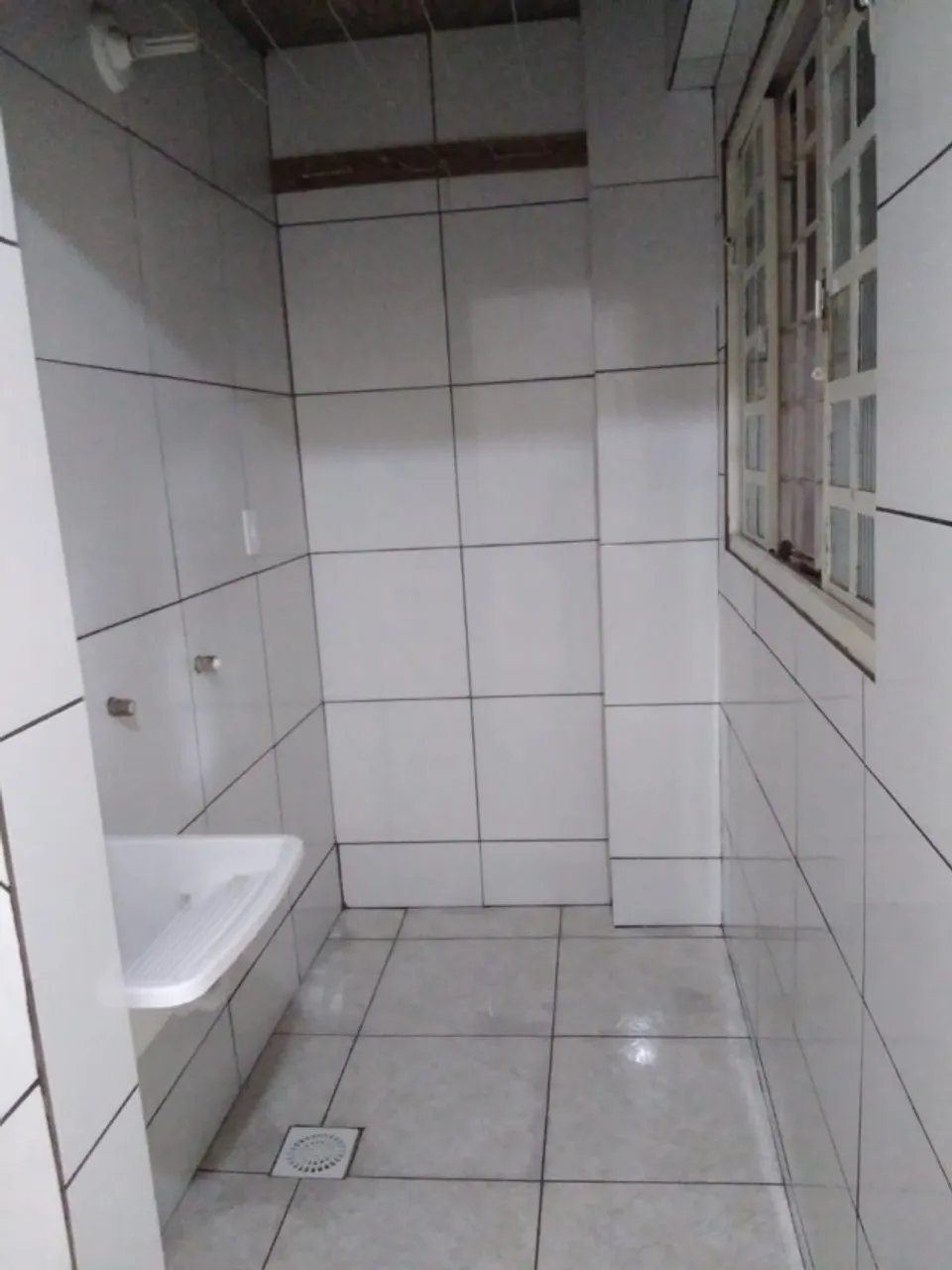 Alugo casa de fundo, 2qts-laje-1 vaga garagem coberta.