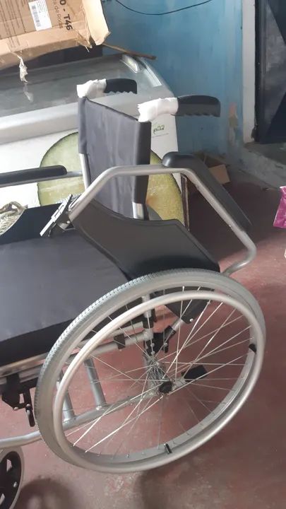 Cadeira de rodas Nova  - Foto 3