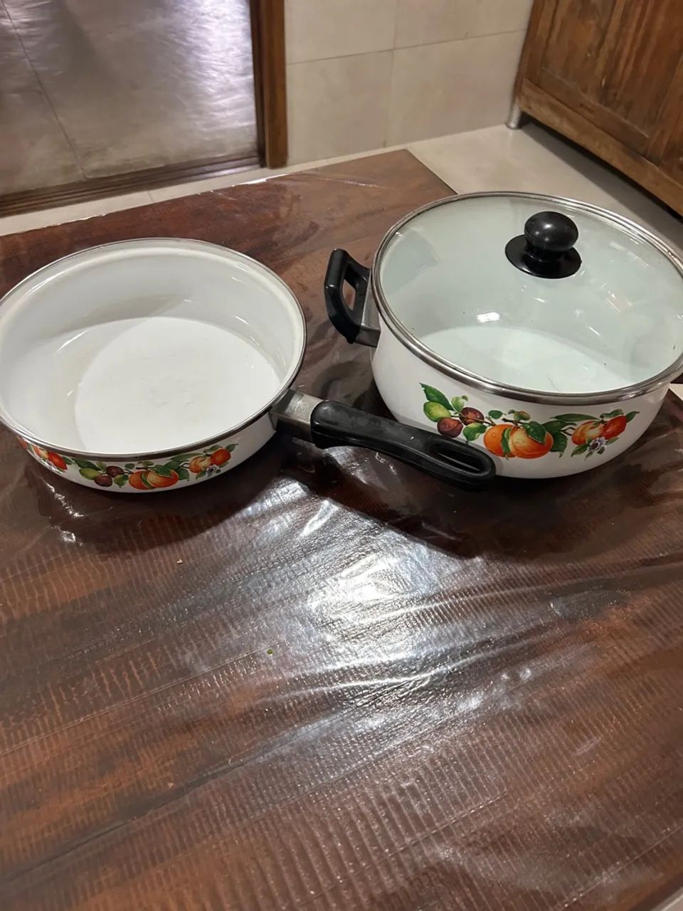 80,00 Conjunto de 02 Panelas em Agata com Desenho de Frutas. Pouco usadas 