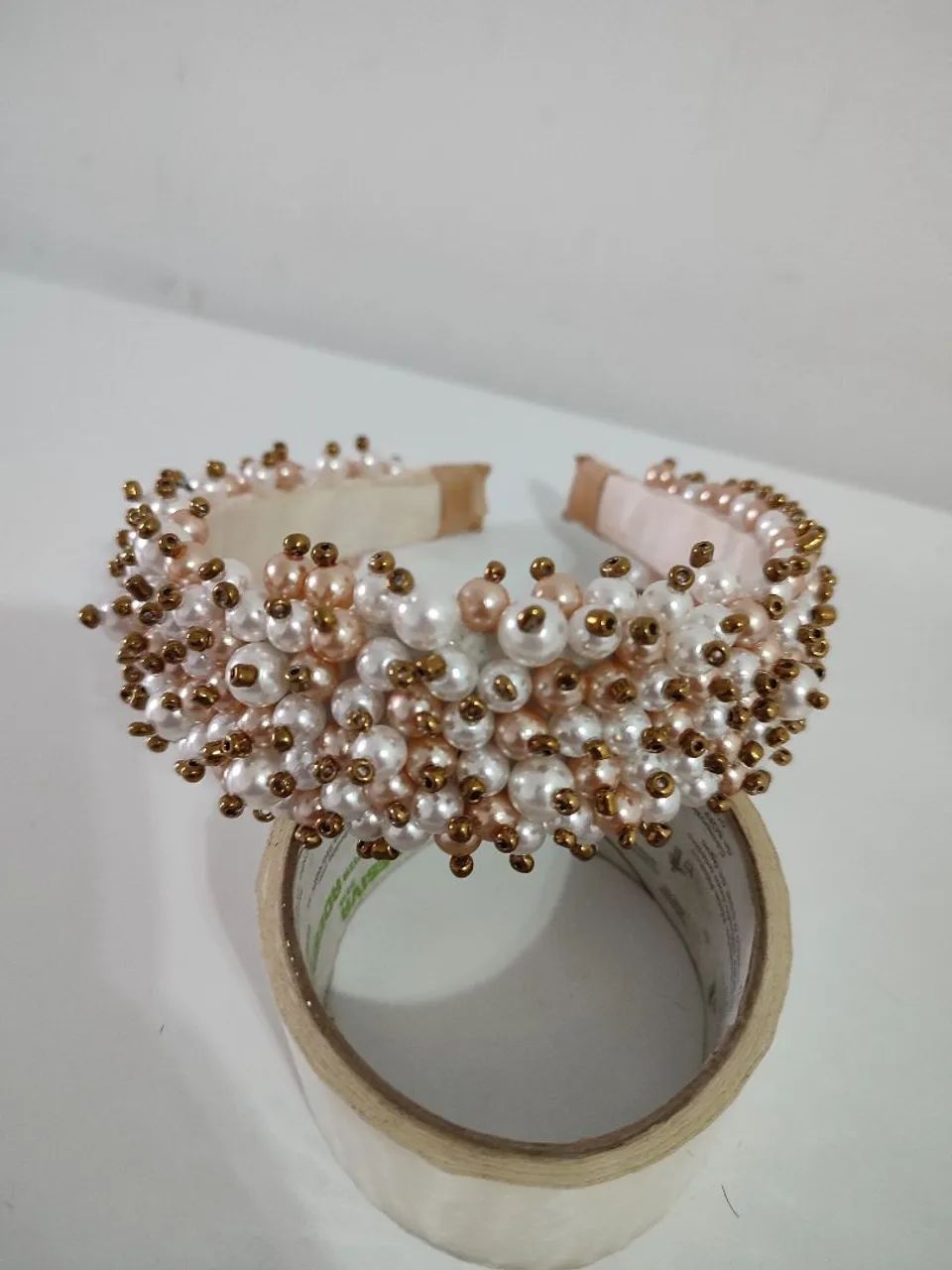 Tiara feminina branco com dourado 