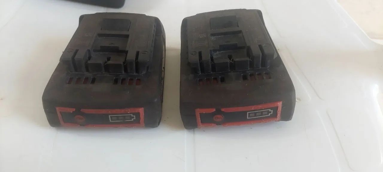 Bateria  e Carregador Bosch 18V 2.0Ah - Foto 2