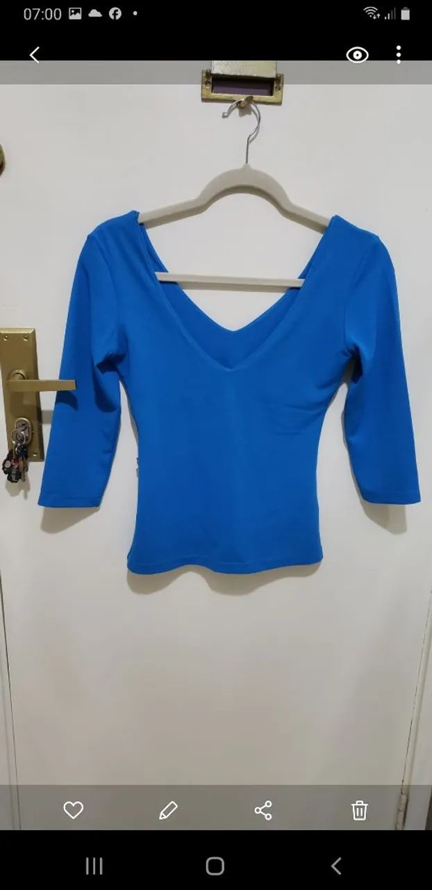 Blusa Azul em crepe strech, com decote em V
