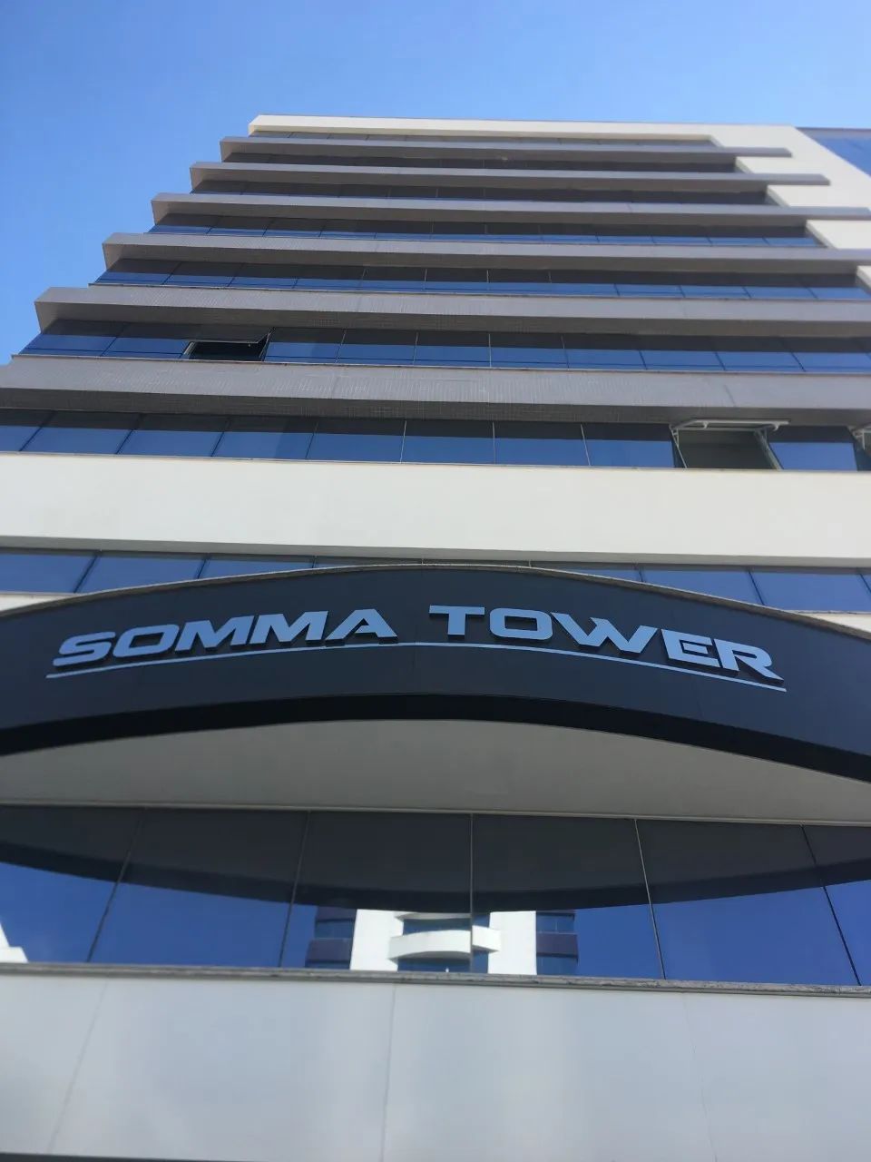 Sala comercial em localização privilegiada uma quadra da Avenida Beira Mar Norte!