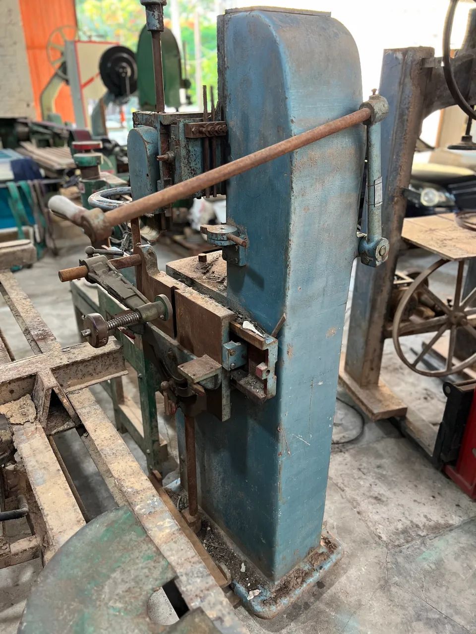 3 Máquinas para marcenaria Serra fita, furadeira de corrente, prensa hidráulica  - Foto 3