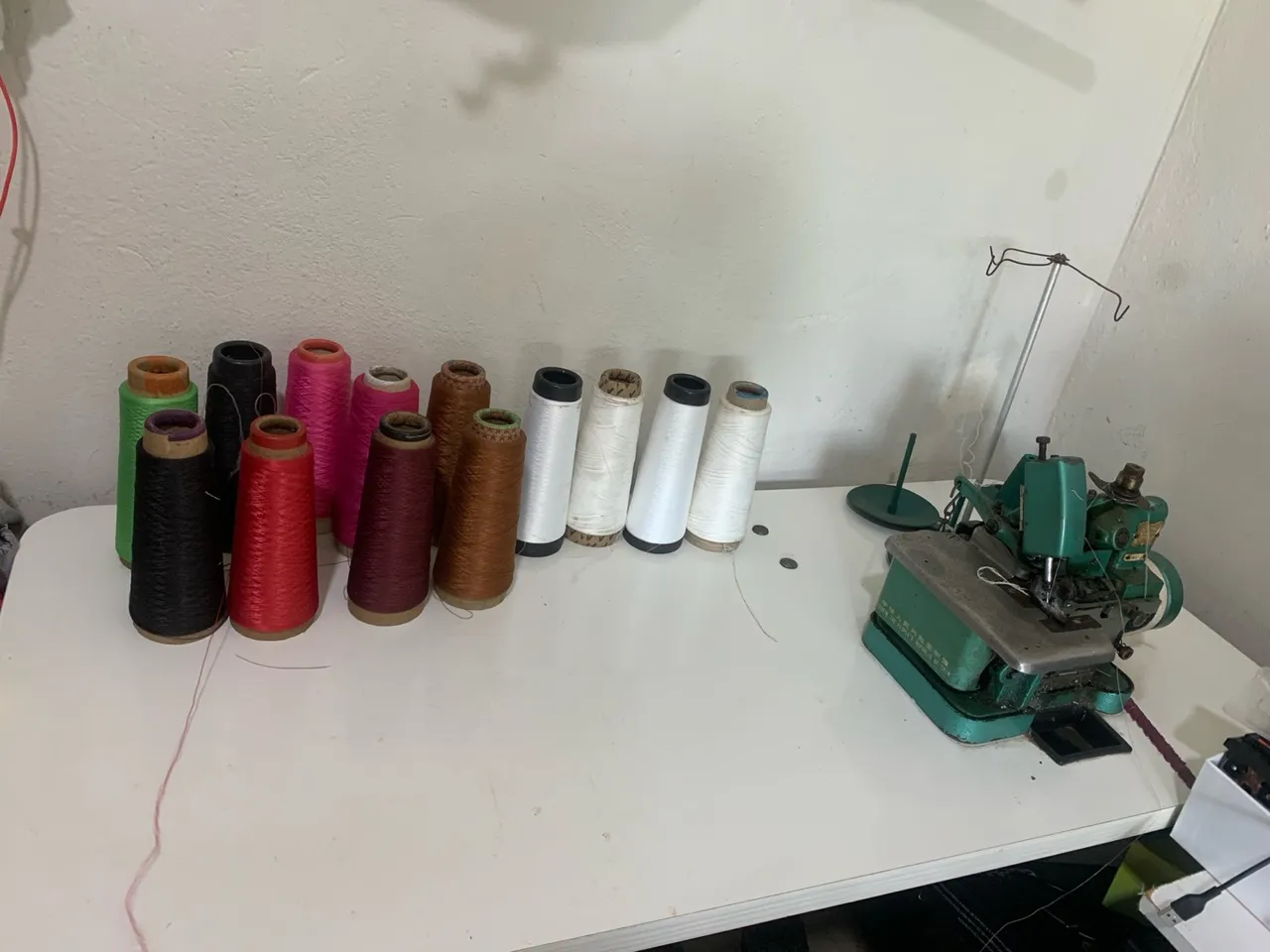 Máquina de Costura Overlock com mesa motor e Linhas Coloridas