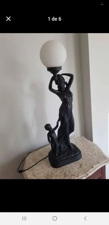 Lustre de mesa com escultura em resina 