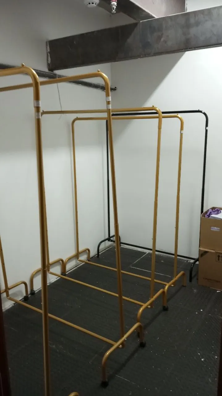 Cabides de roupas em aço dourado