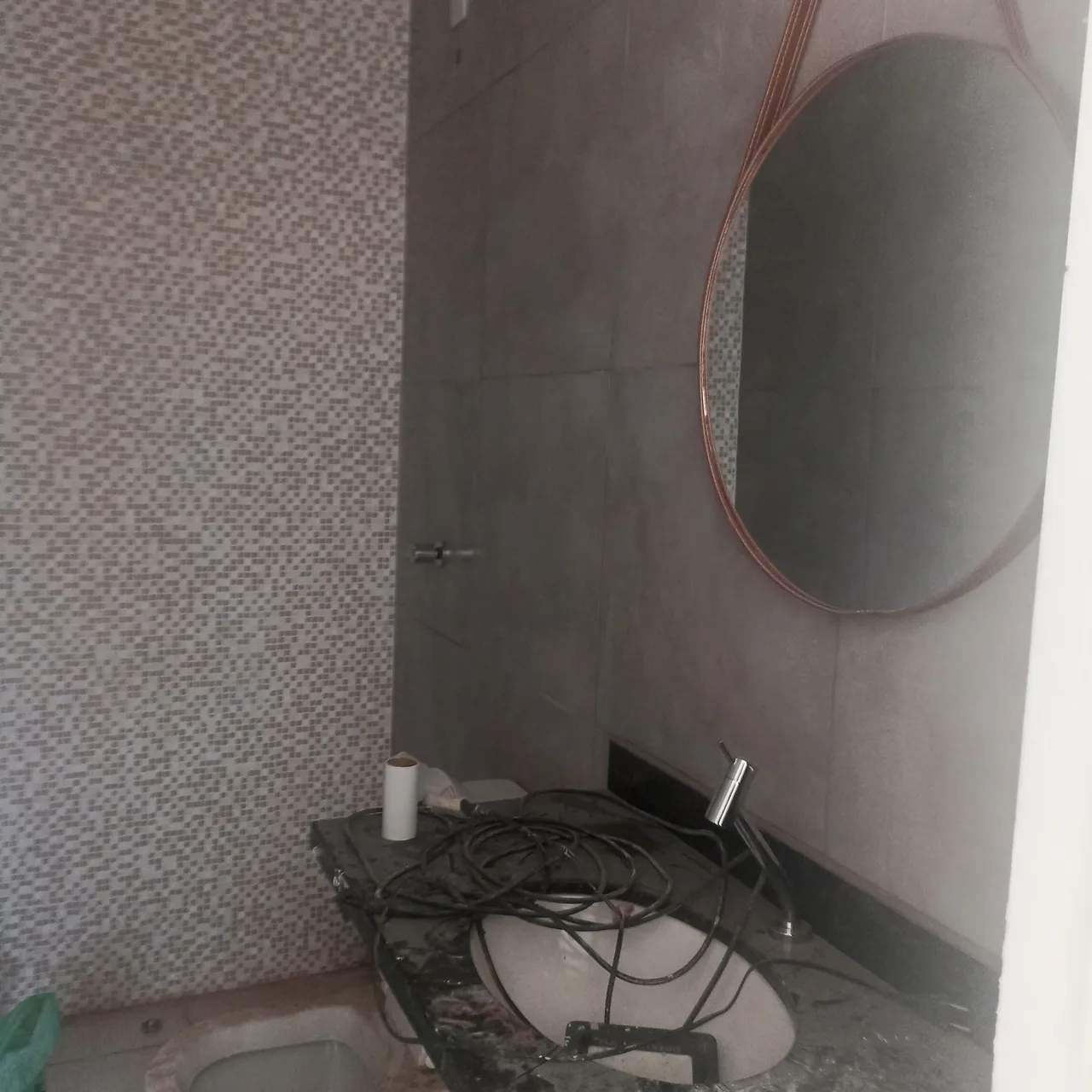 Alugo casa 1 quarto. Recém reformada terreno sozinha, box blindex, fone *