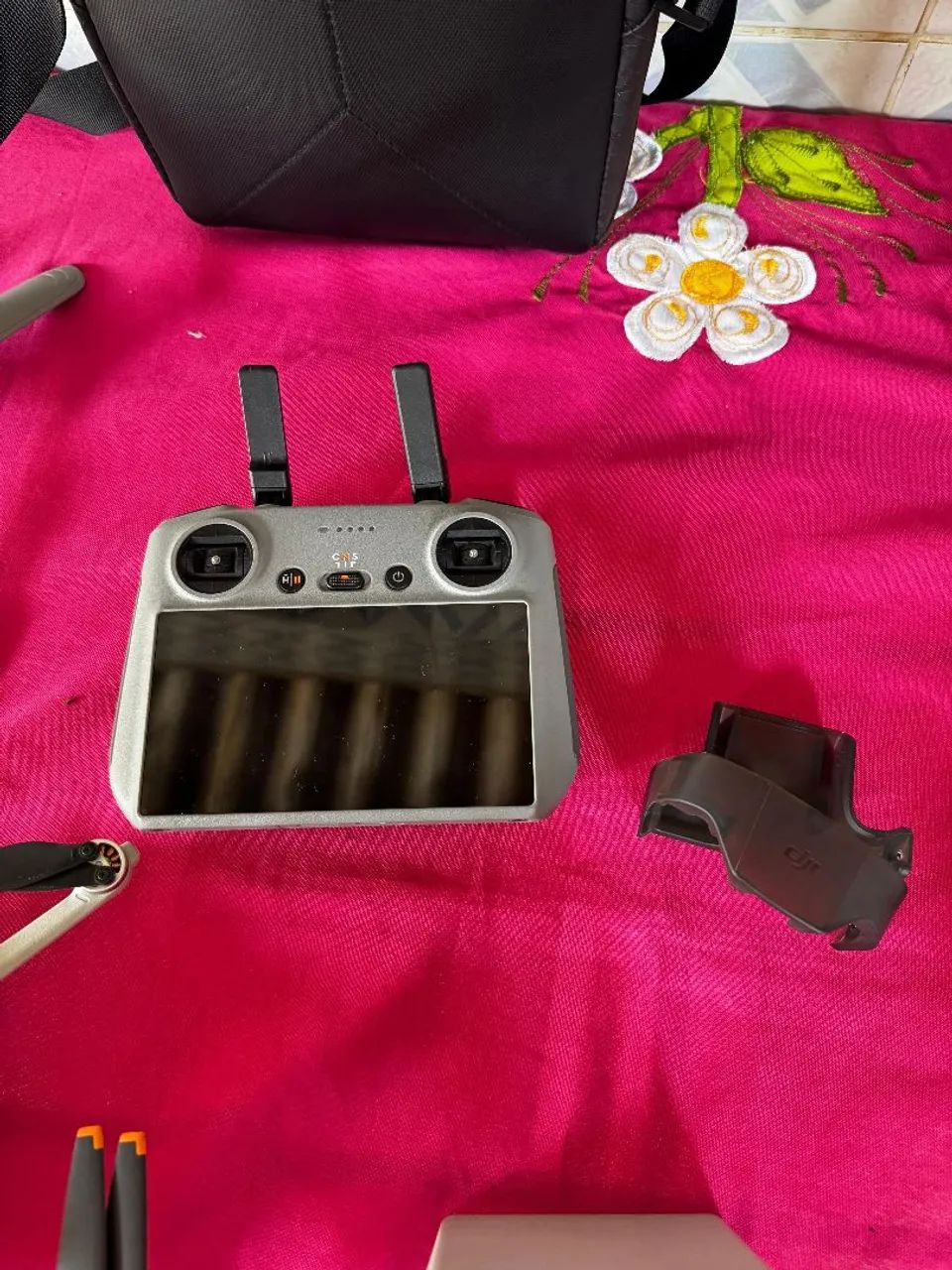 Drone DJI Mini 4 Pro Fly More Combo Plus + Estabilizador para smartphone + Acessórios - Foto 2