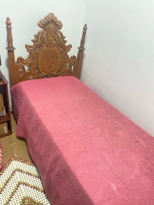 Cama de madeira maciça com cabeceira trabalhada - Foto 2