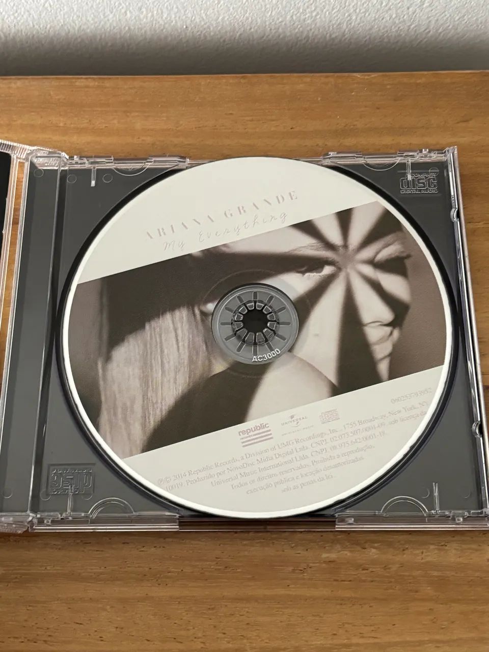CD Ariana Grande Sweetner  - Foto 5