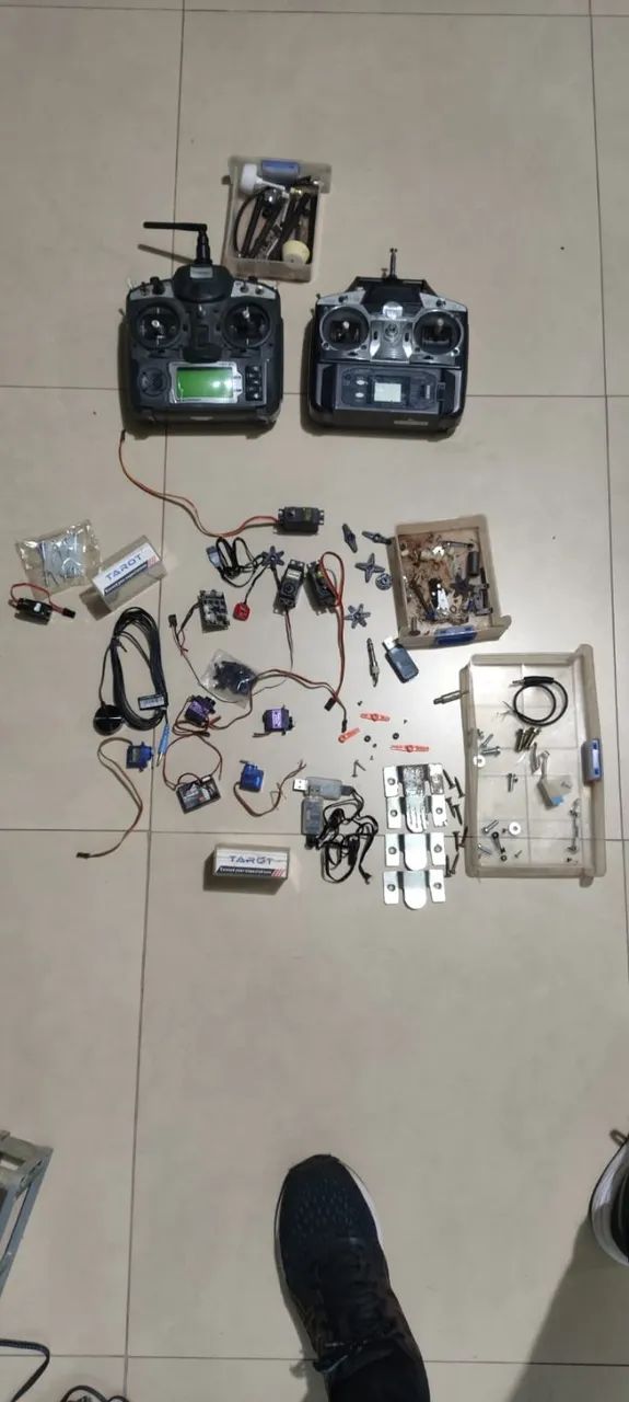 Kit Desapego: 2 Rádiostransmissores (Turnigy 9X + Futaba T6EXP + controlodares de gimbal +