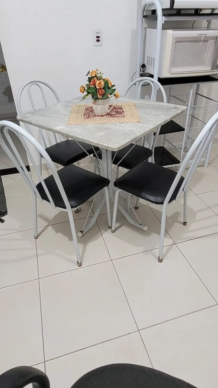 Mesa de mármore com 4 cadeiras 
