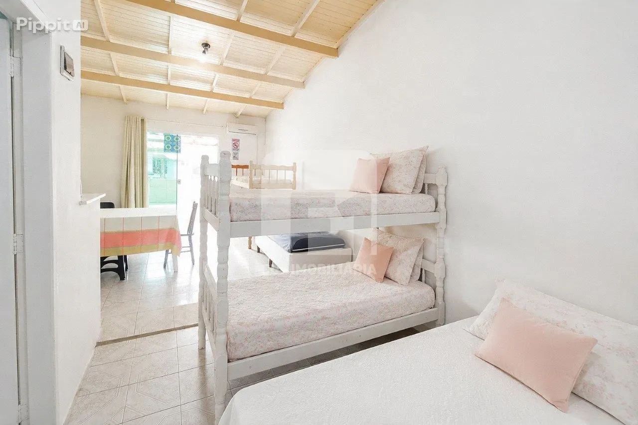Casa com 5 studios e Apto de 2 quartos Monte Verde