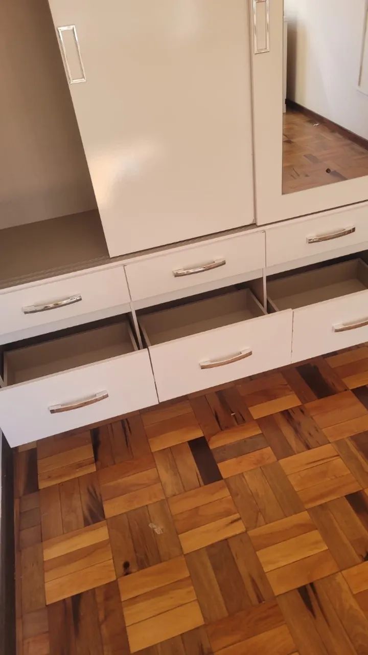 Guarda roupa branco com espelho - Foto 2