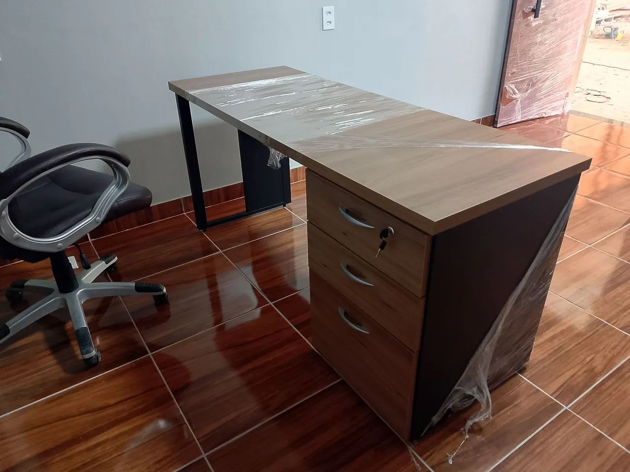 Mesa executiva preta com gaveteiro chave  - Foto 4