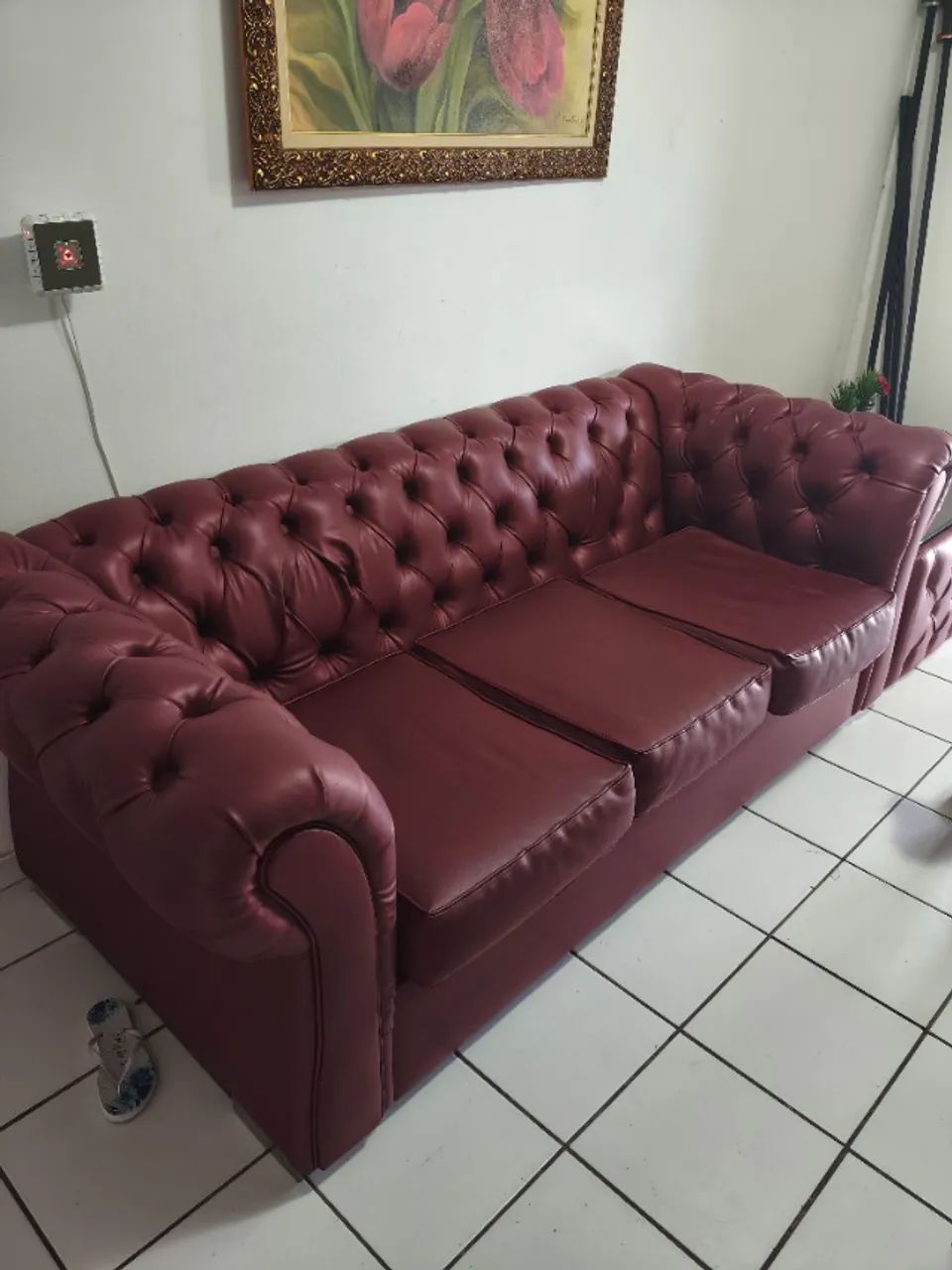 Sofá Chesterfield 3 Lugares Capitonê Couro Sintético Vinho + mesa de centro  - Foto 3