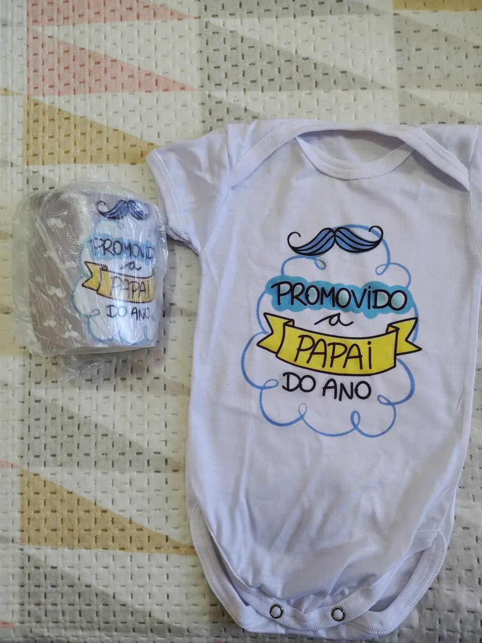 Body bebê e caneca promovido a papai chá revelação marido