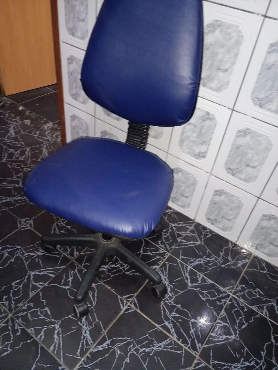 Cadeira de escritório azul - Foto 2