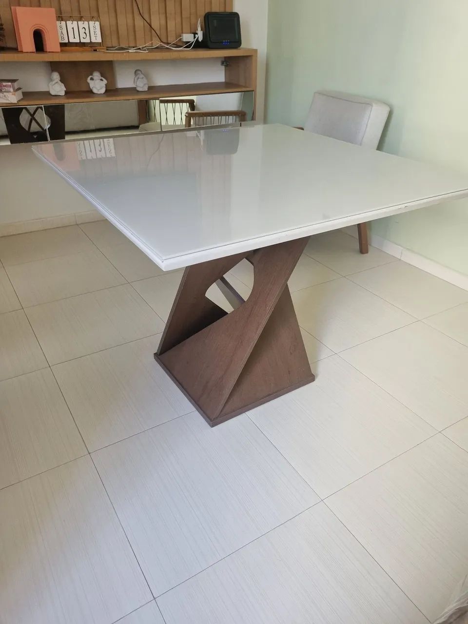 Mesa com tampo de vidro 