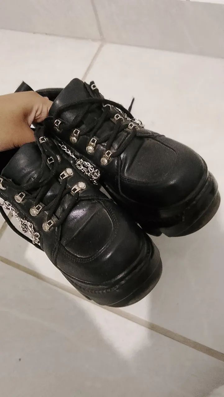 Bota gótica com correntes - Foto 4