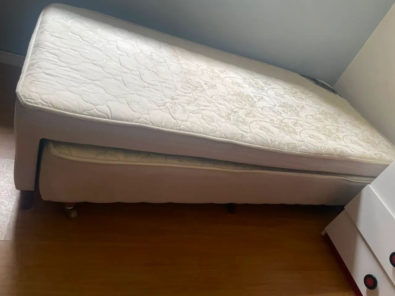 Cama solteiro com auxiliar 
