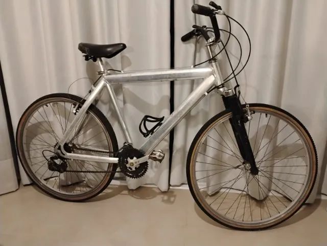 Bicicleta (antiga) em alumínio 