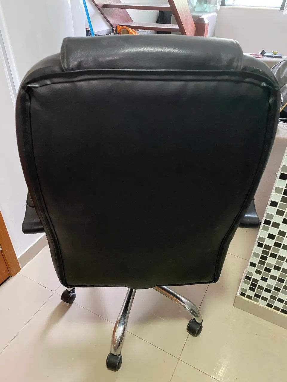 Vendo cadeira de escritório usada - Foto 2