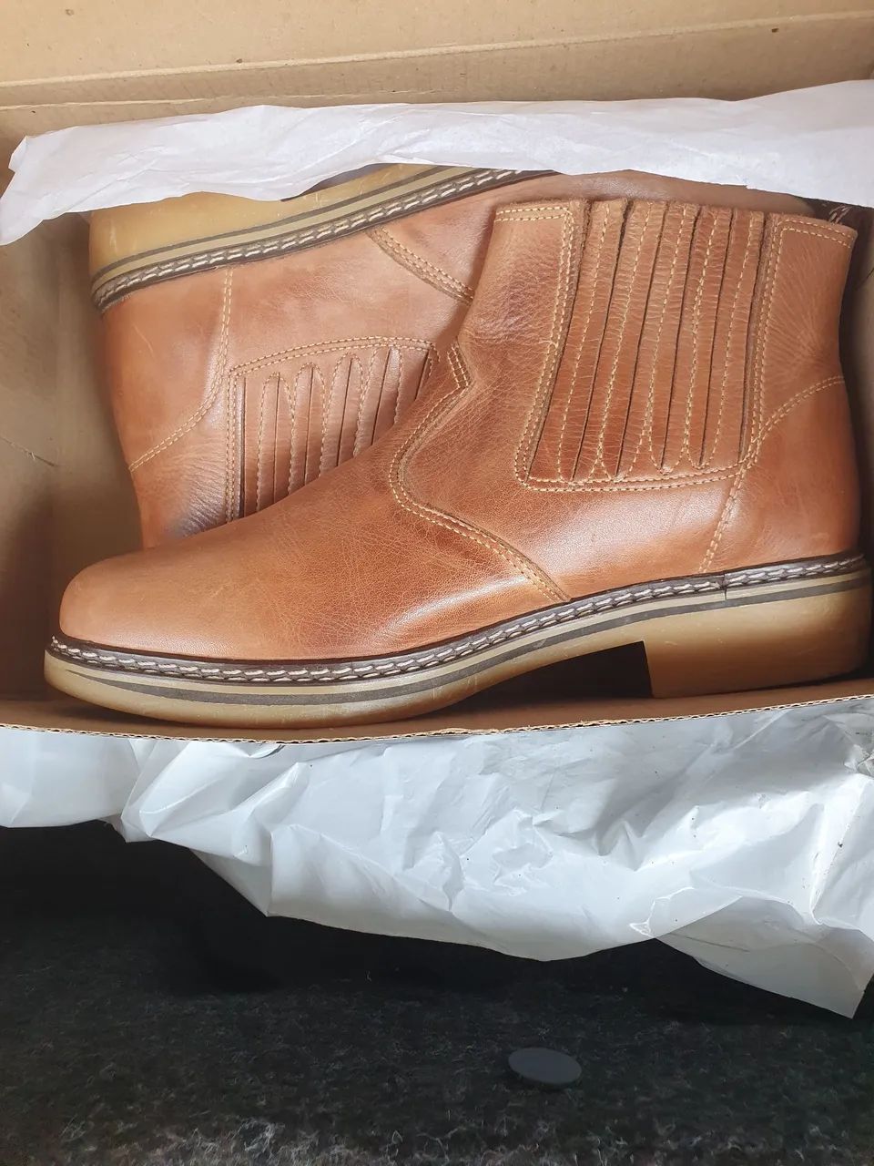 Vendo bota de couro legítimo. 