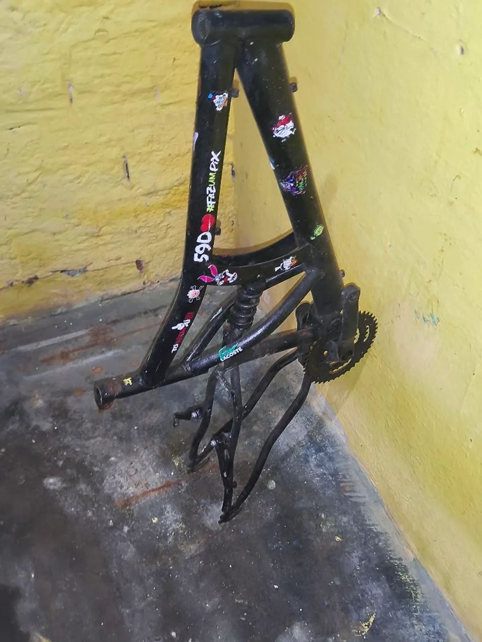quadro de bicicleta aro 29 com mola no meio e já vai com rolamento central 