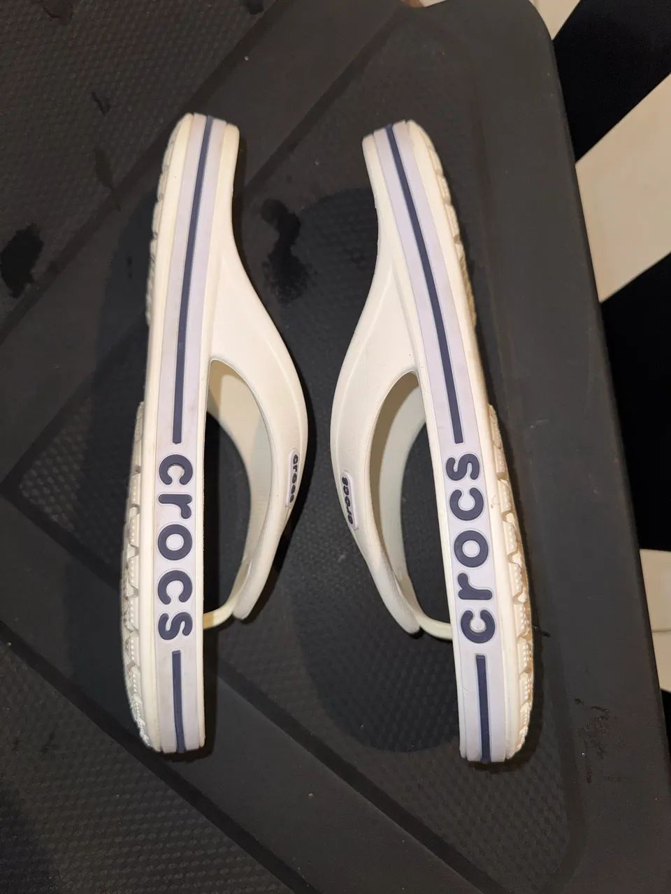 Chinelo Crocs BAYABAND FILP BRANCO  - Foto 3