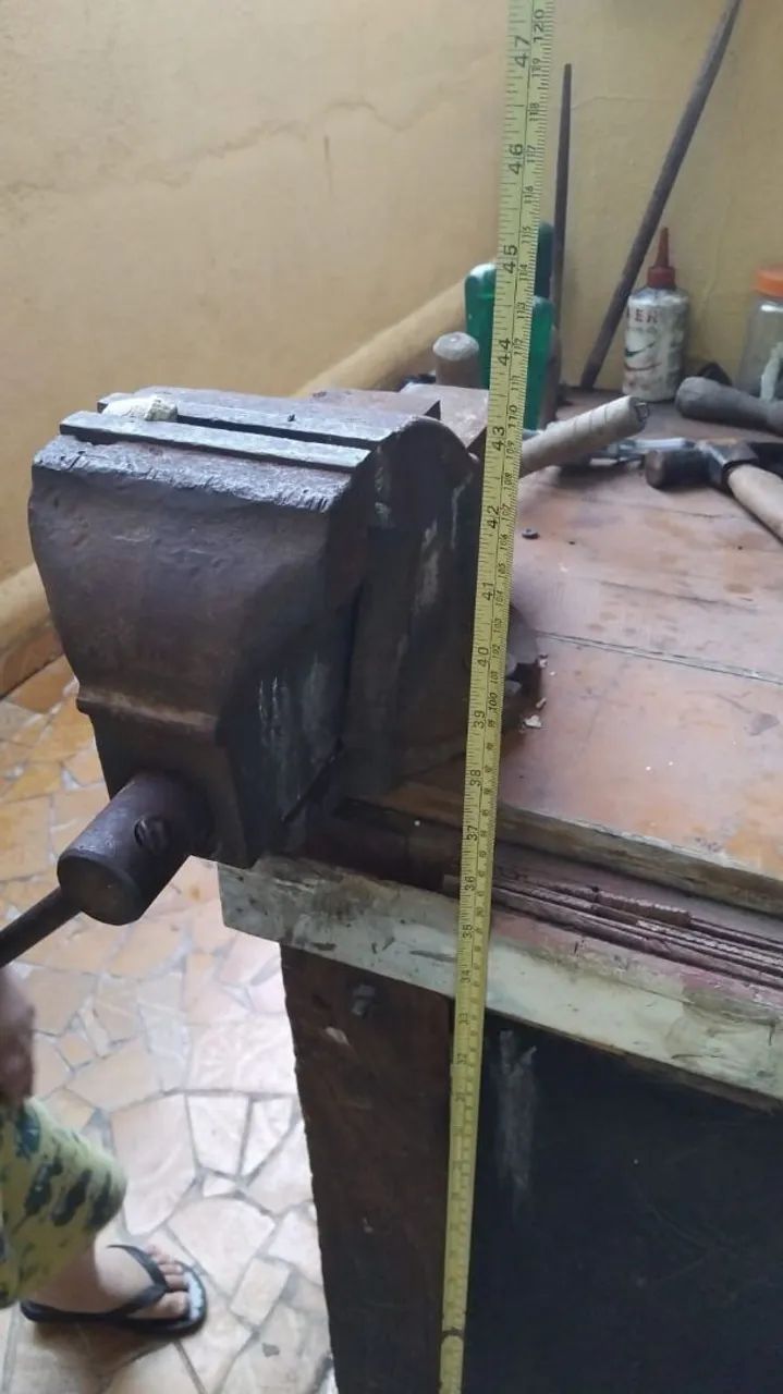 Vendo bancada com morsa e esmeril bivolt junto